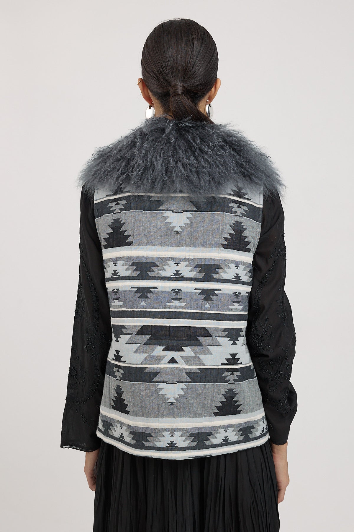 GUELL GRIS chaleco estampado navajo con cuello de tibet lamb