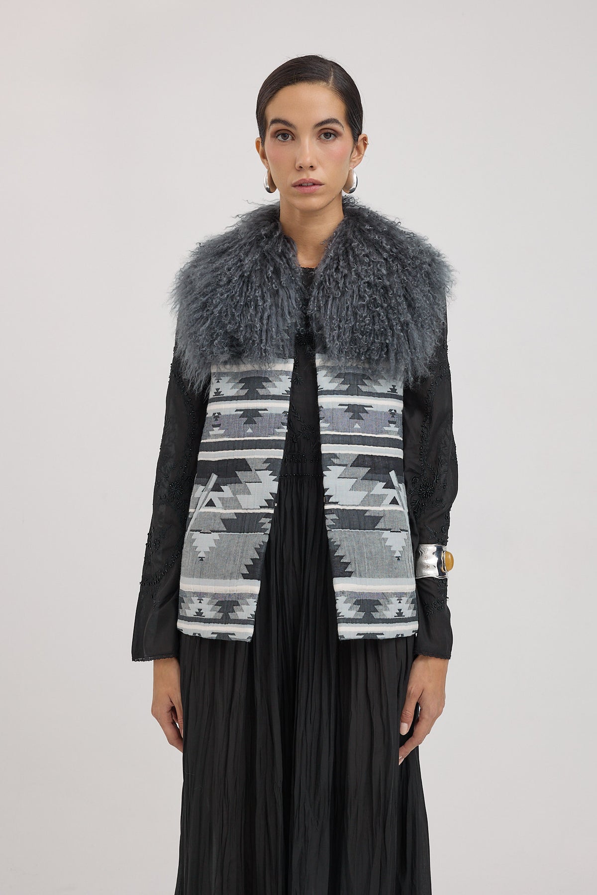 GUELL GRIS chaleco estampado navajo con cuello de tibet lamb