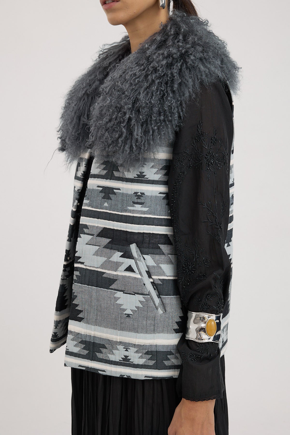 GUELL GRIS chaleco estampado navajo con cuello de tibet lamb