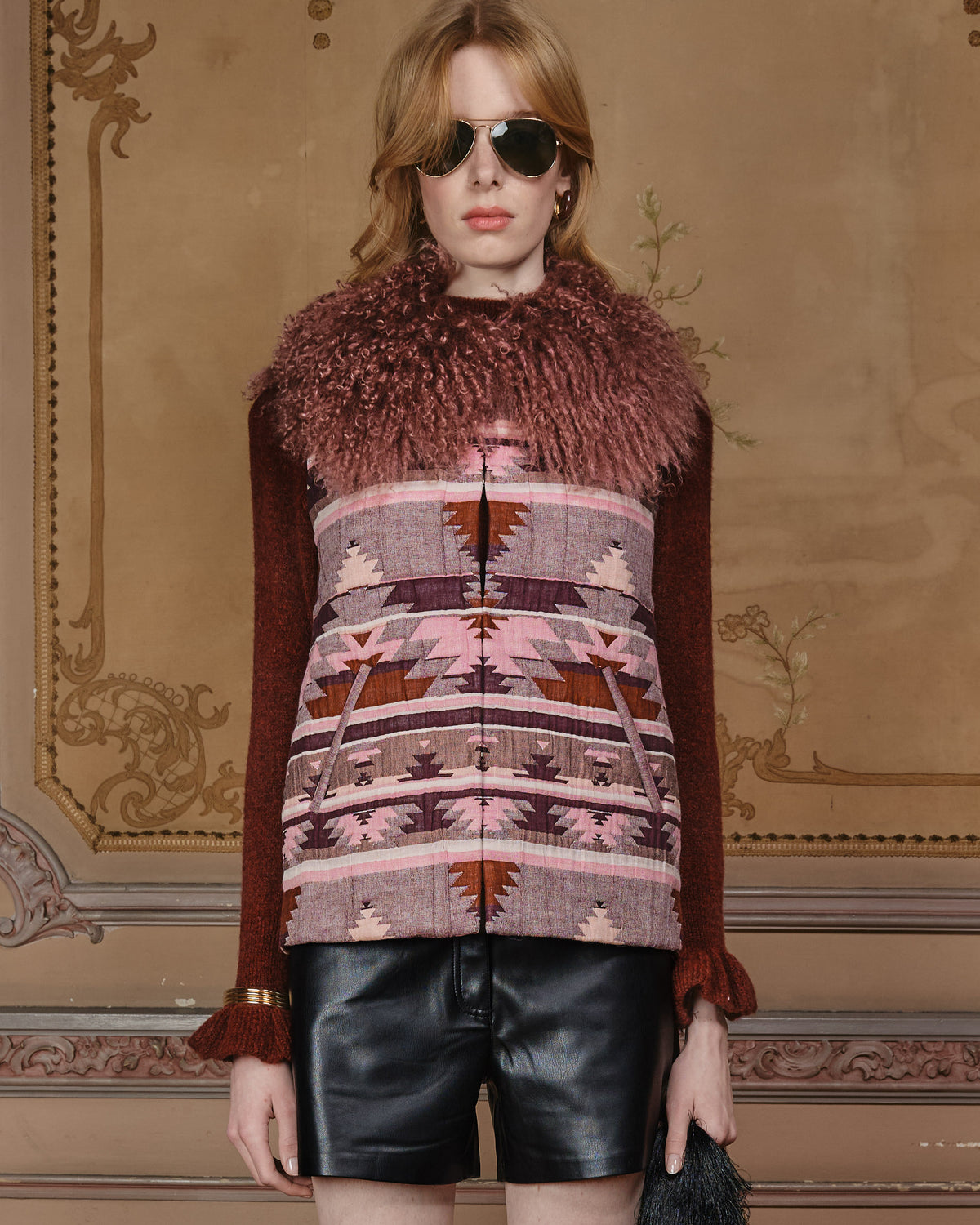 GUELL ROSA chaleco estampado navajo con cuello de tibet lamb