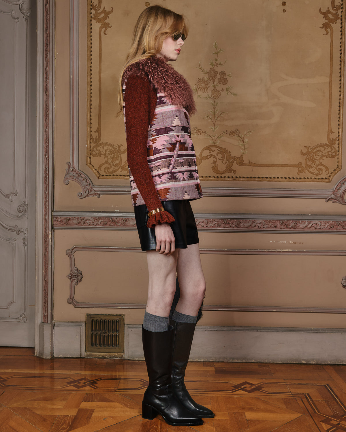 GUELL ROSA chaleco estampado navajo con cuello de tibet lamb
