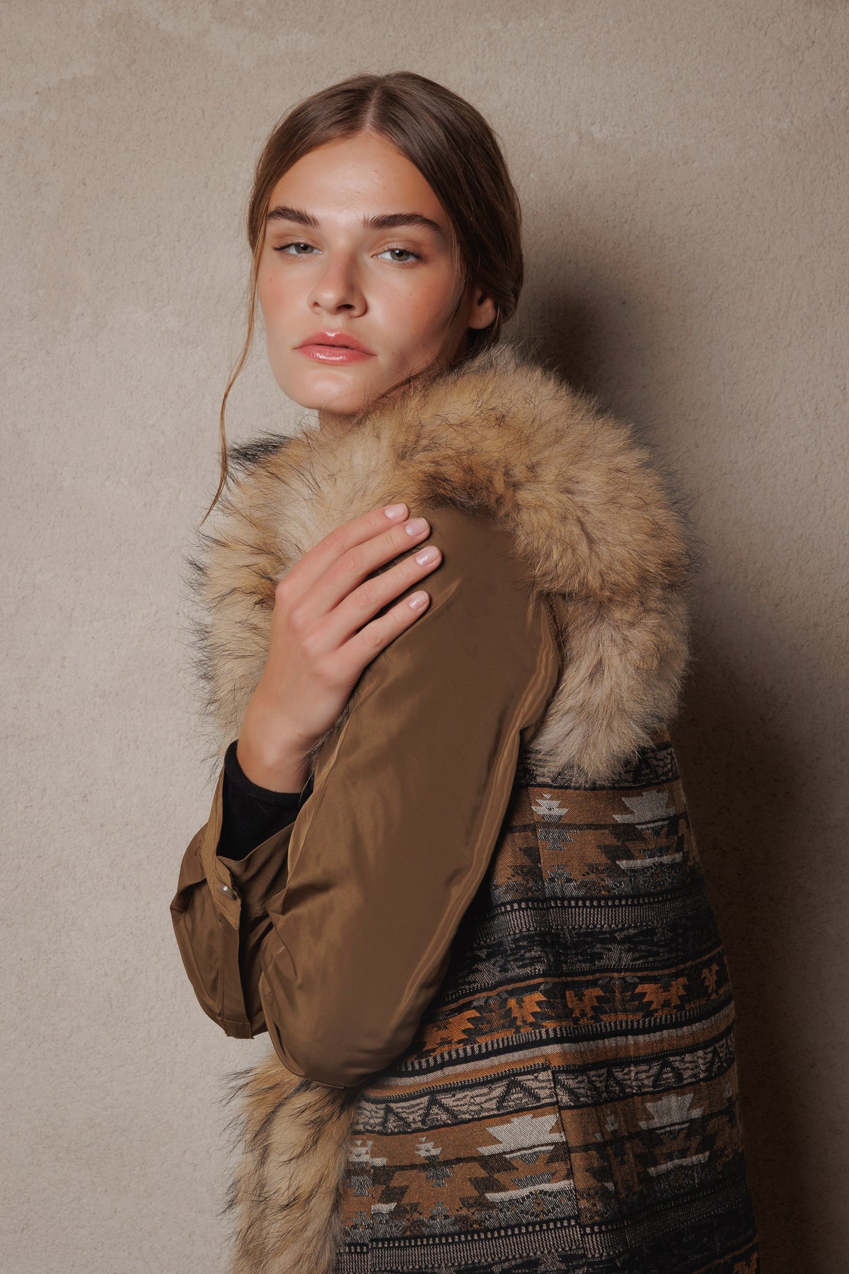 TOQUES MARRON chaleco étnico con raccoon